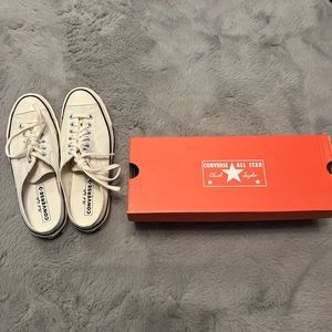 Converse, size M8, W10. They are never worn (I ordered the wrong size).
